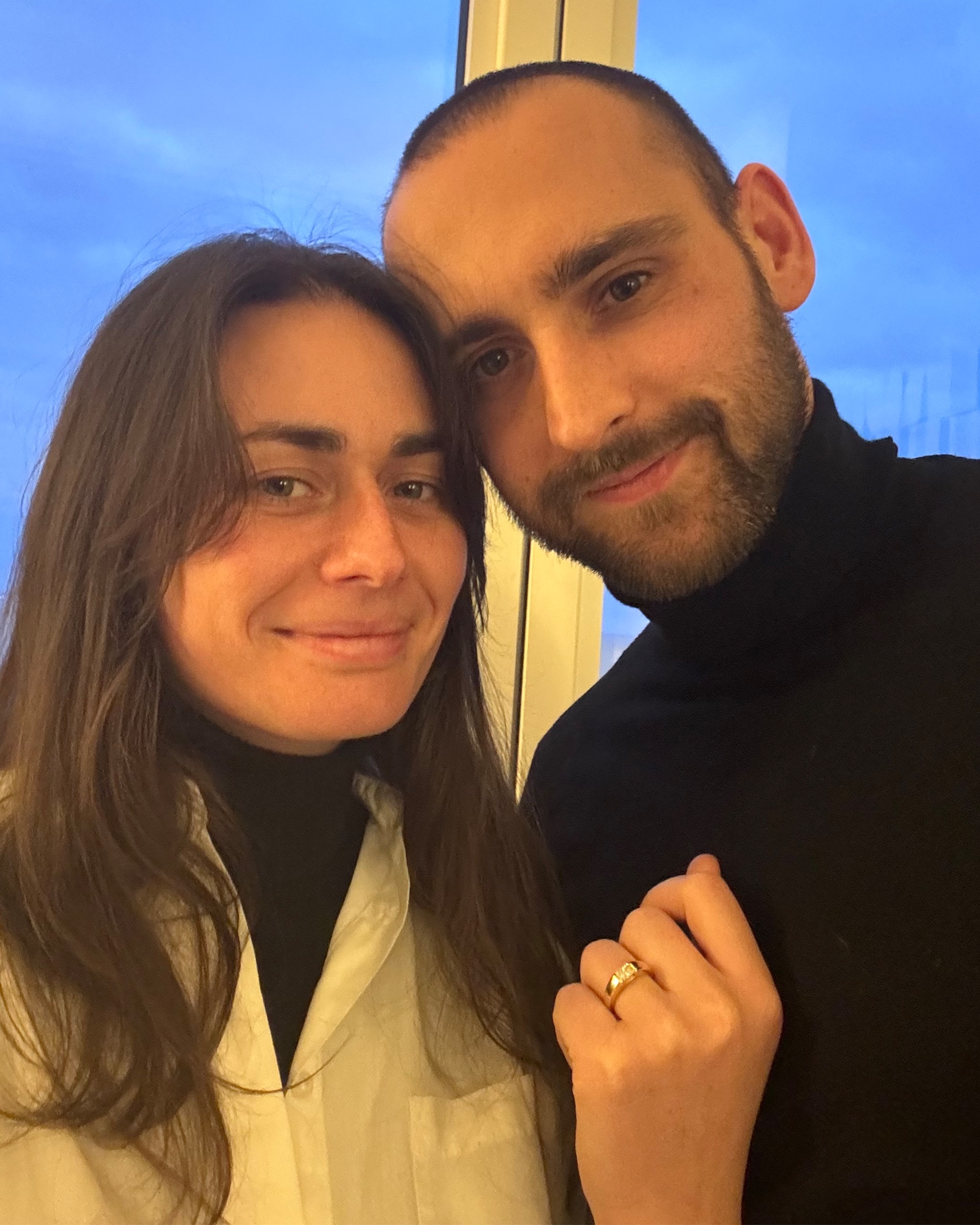 Anouck et Ilai le jour de leur demande en mariage, la bague visible.