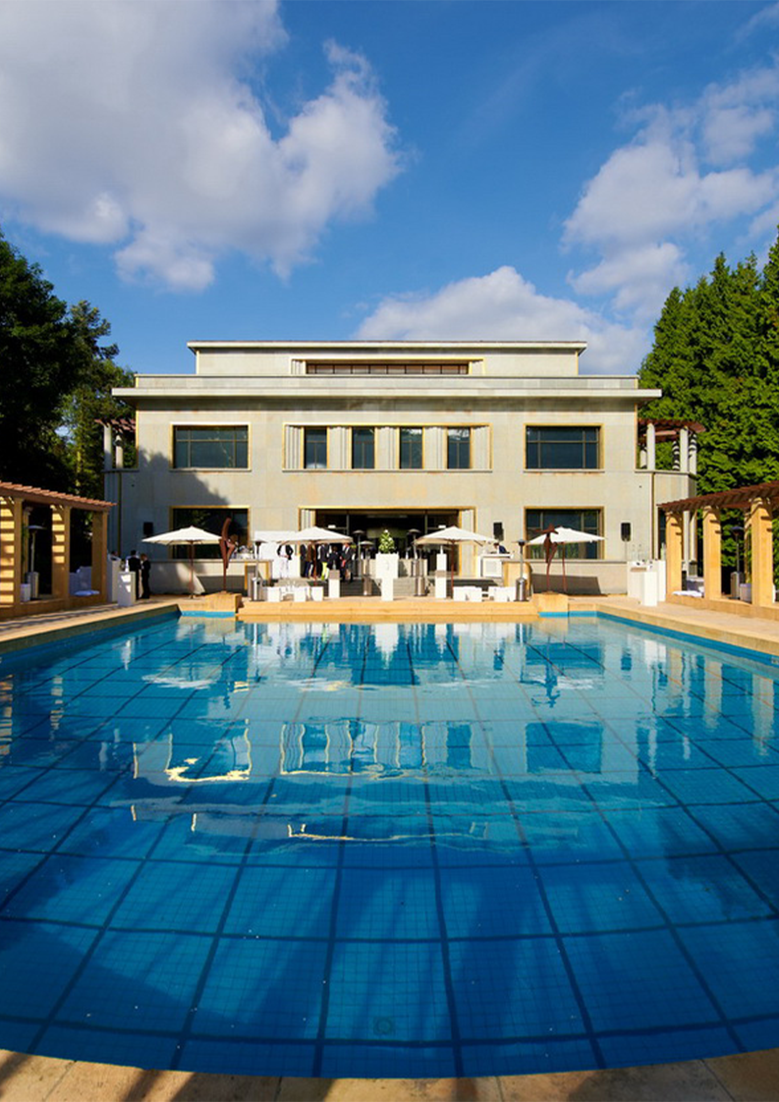 La Villa Empain vue depuis sa piscine.